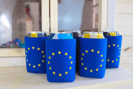 Can Coolers European Union (EU) Flag for 33cl Cans in use
